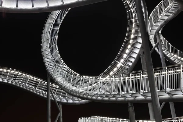 Achterbahnskulptur Bei Nacht — Stockfoto