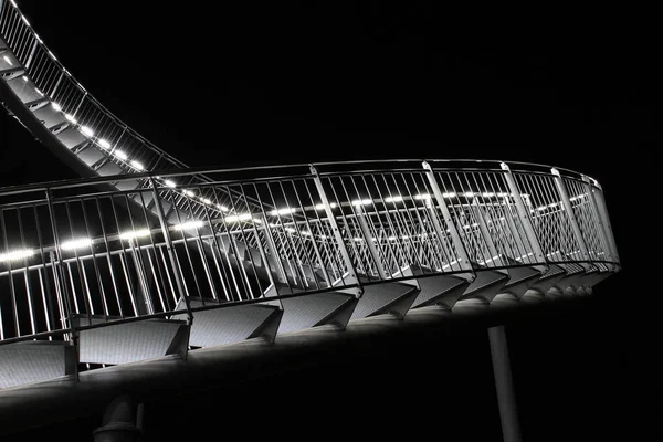 夜のジェットコースターの彫刻 — ストック写真