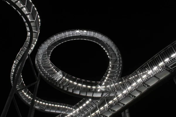 夜のジェットコースターの彫刻 — ストック写真