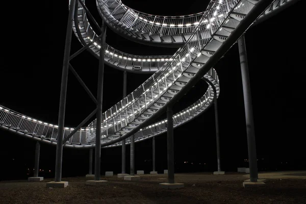 Achterbahnskulptur Bei Nacht — Stockfoto