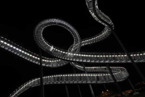 夜间的过山车雕塑 — 图库照片