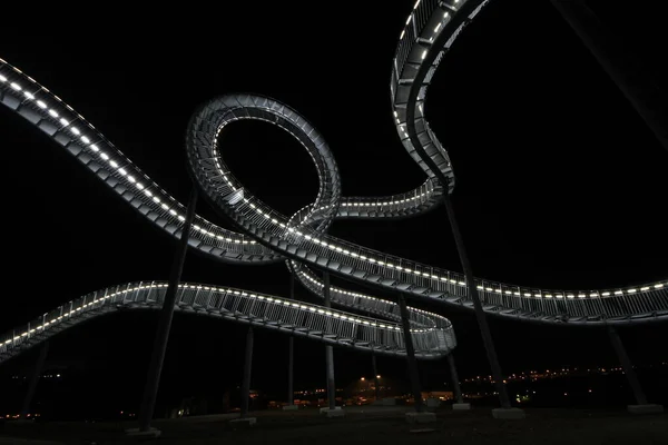 Скульптура Американских Горках Ночью — стоковое фото