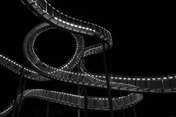 Achterbahnskulptur Bei Nacht — Stockfoto