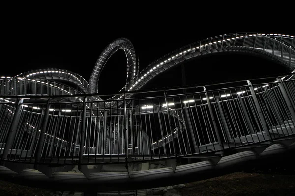 Montanha Russa Escultura Noite — Fotografia de Stock