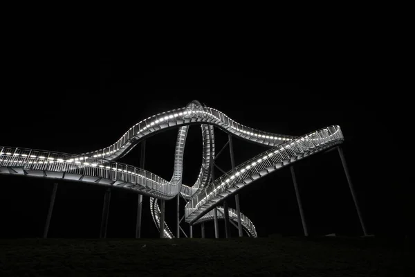 夜间的过山车雕塑 — 图库照片