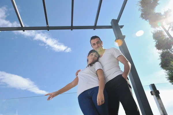 Felice Giovane Coppia Rilassarsi Sul Balcone All Aperto Con Oceano — Foto Stock