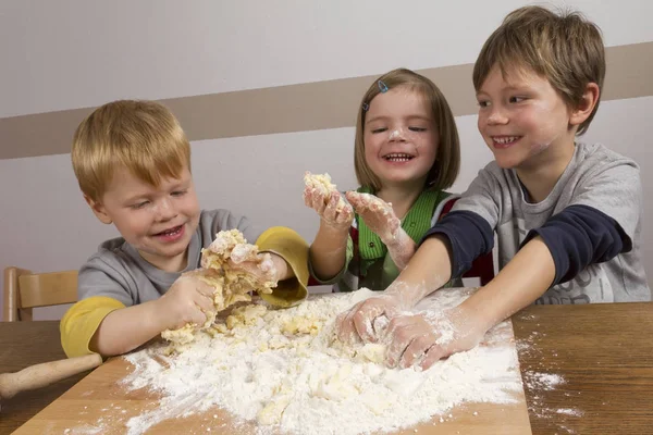 Dzieci Ugniatające Ciasto Bawiące Się Dobrze — Zdjęcie stockowe