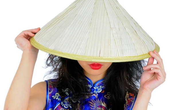 Таинственная Красивая Азиатка Традиционной Азиатской Конической Соломенной Шляпе Прячущая Лицо — стоковое фото