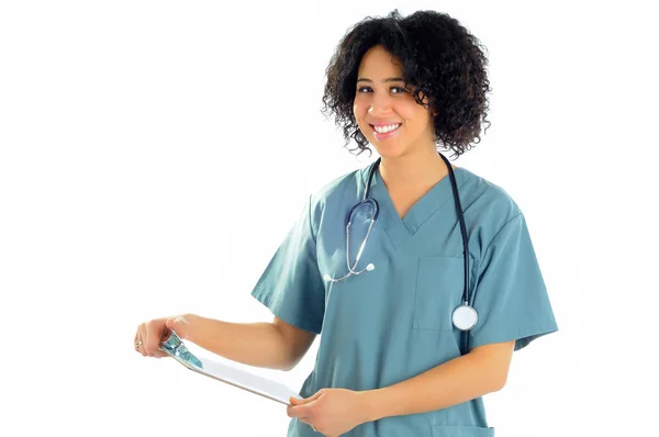 年轻美丽的女护士站在白种人背景下 手握剪贴板 是医疗保健的概念 — 图库照片