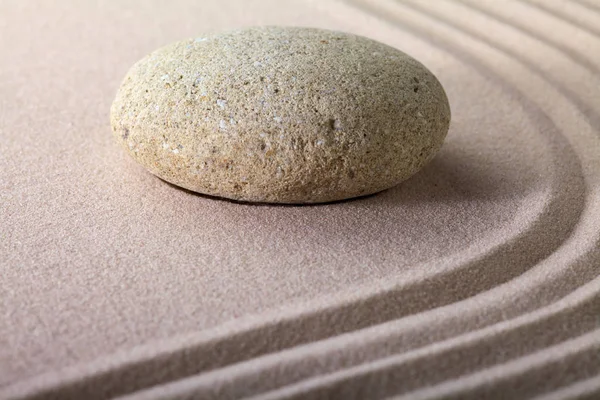 日本禅ガーデン砂と岩や精神的なバランスにつながる穏やかな線形パターンからの石 — ストック写真