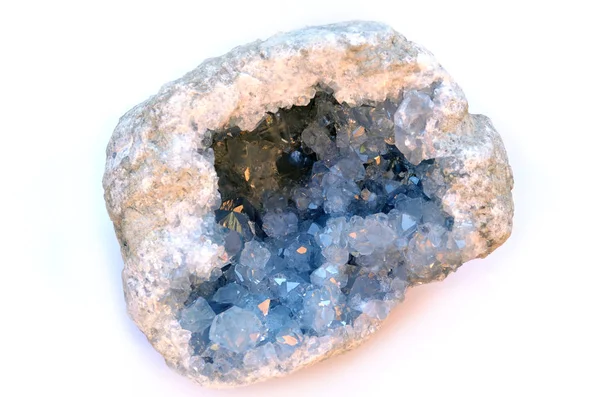 Celestite Veya Celestine Mineralinin Tek Izole Edilmiş Jeodu — Stok fotoğraf