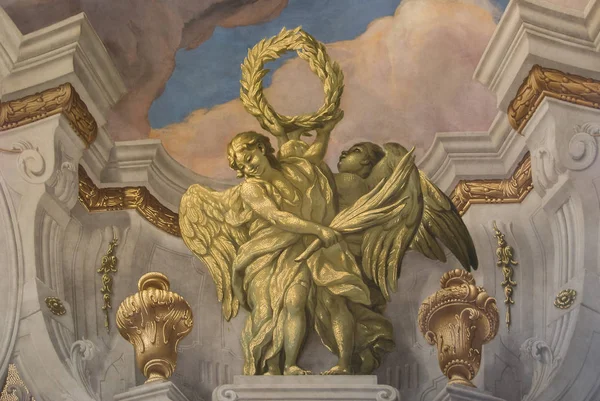 Άγγελοι Στεφάνι Τοιχογραφία Ζωγραφική Στην Εκκλησία Του Αγίου Καρόλου — Φωτογραφία Αρχείου