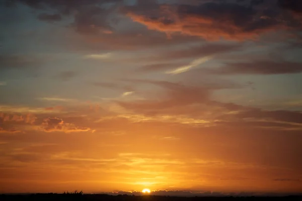 Ohnivý Západ Slunce Nízko Obloze — Stock fotografie