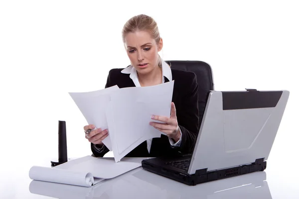 Hardworking Businesswoman Consulting Note Mentre Seduto Alla Scrivania Accanto Computer — Foto Stock