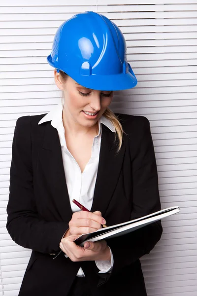 Vrouwelijke Inspecteur Controleren Notities Een Blauwe Harde Hoed Conceptueel Van — Stockfoto