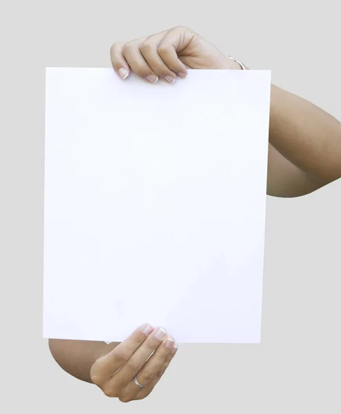中立的な背景を持つ2人の女性によって保持された空白の紙 — ストック写真