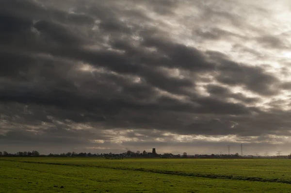 Важкі Темні Хмари Над Прилиплою Сільською Місцевістю Поля Луки Голландії — стокове фото