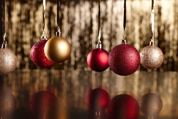 Kırmızı Altın Noel Topları Altın Parlak Bir Arka Planda — Stok fotoğraf