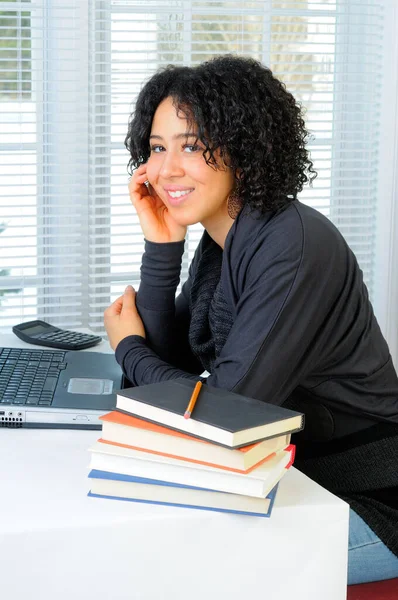 Junge Frau Sitzt Ihrem Schreibtisch Und Benutzt Einen Laptop Schulunterricht Stockbild