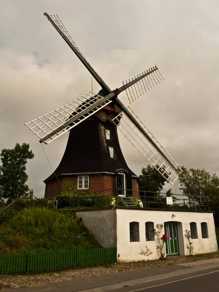 Malerischer Blick Auf Die Landschaft Mit Windmühlenbau — Stockfoto