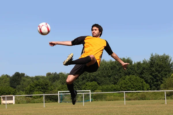 Footballeur Donnant Coup Pied Ballon Plein Air — Photo