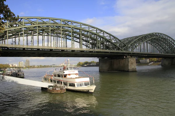 Hohenzollern桥上的减震器 — 图库照片