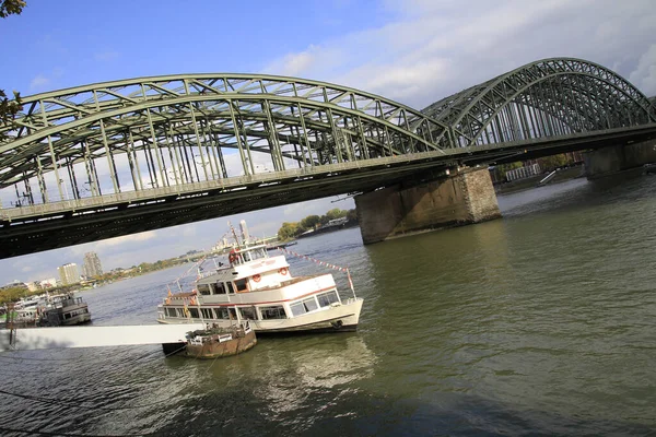 Ausflugsdampfer Ponte Hohenzollern — Fotografia de Stock