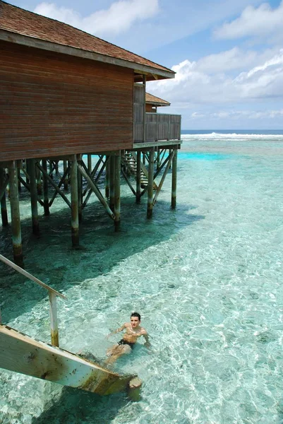 Adulto Joven Que Relaja Agua Translúcida Una Isla Maldivas — Foto de Stock