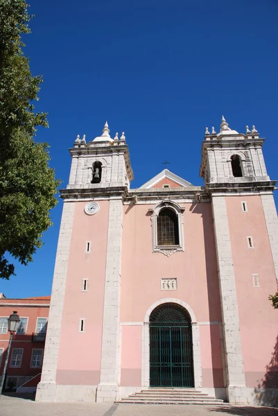 著名的和粉红色的教会在桑托斯季在里斯本 — 图库照片