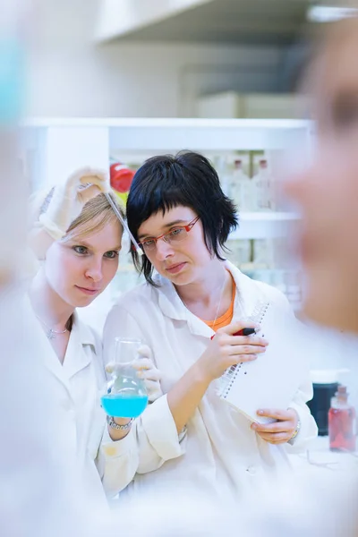 Portré Három Női Kutatóról Akik Egy Kémiai Laborban Végeznek Kutatást — Stock Fotó