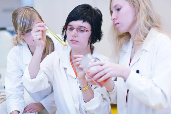 Portré Három Női Kutatóról Akik Egy Kémiai Laborban Végeznek Kutatást — Stock Fotó