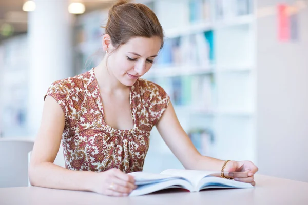 Estudiante Universitaria Que Estudia Una Biblioteca Dof Poco Profundo — Foto de Stock