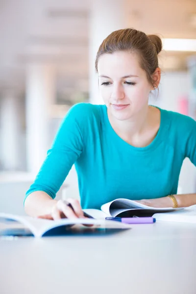 Estudiante Universitaria Que Estudia Una Biblioteca Dof Poco Profundo — Foto de Stock