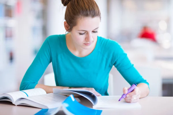 College Studentin Studiert Einer Bibliothek Flache Dof — Stockfoto