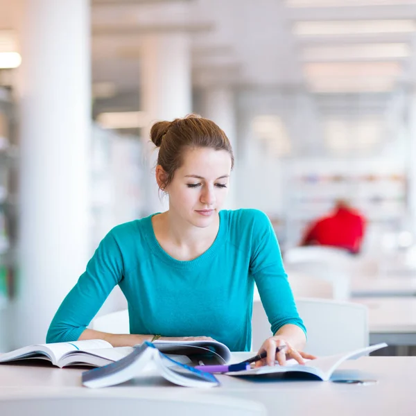 Estudiante Universitaria Que Estudia Una Biblioteca Dof Poco Profundo — Foto de Stock