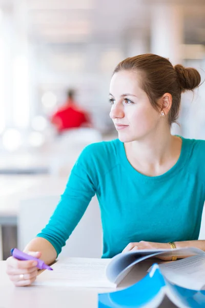 Estudante Universitário Feminino Estudando Uma Biblioteca Dof Rasa — Fotografia de Stock