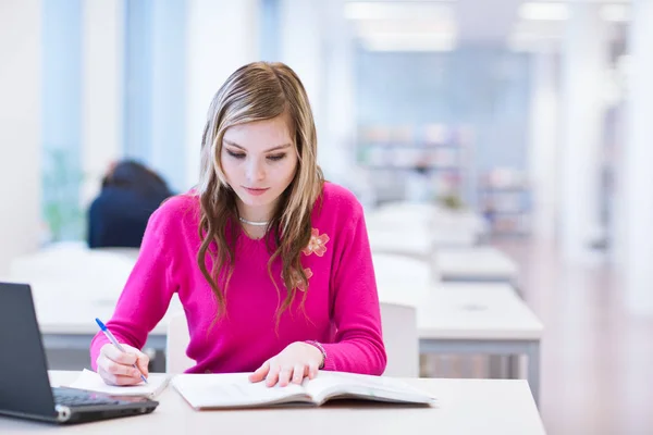 図書館で働くかなりの女子学生が大学 高校の図書館でノートパソコンで働いています カラートーン画像 — ストック写真