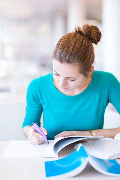 College Studentin Studiert Einer Bibliothek Flache Dof — Stockfoto