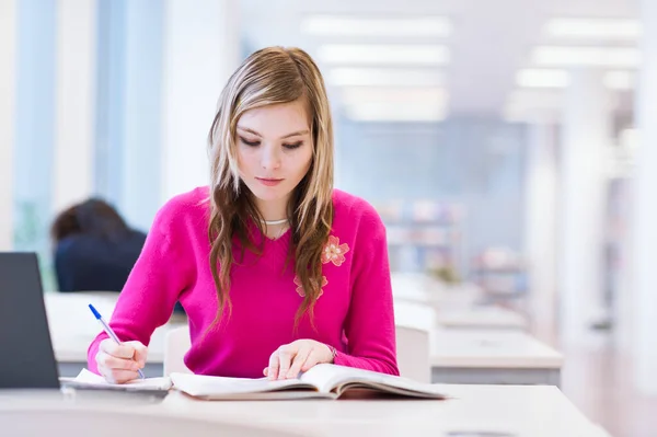 図書館で働くかなりの女子学生が大学 高校の図書館でノートパソコンで働いています カラートーン画像 — ストック写真