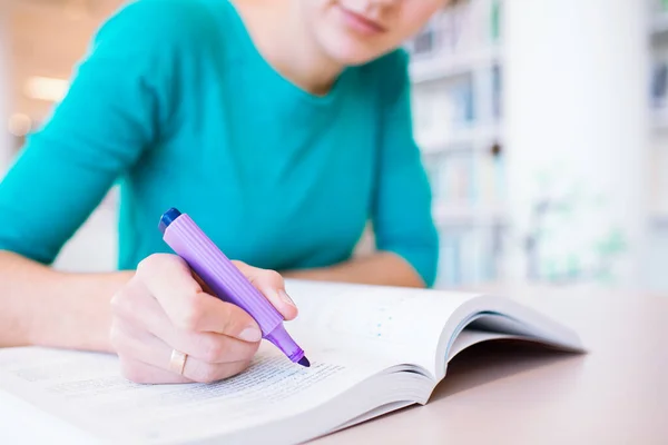 College Studentin Studiert Einer Bibliothek Flache Dof — Stockfoto