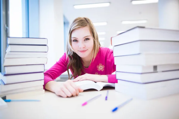 Библиотеке Красивая Ученица Книгами Работающими Библиотеке Колледжа Средней Школы Цветное — стоковое фото