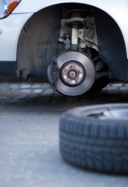 Dentro Uma Garagem Mecânico Mudando Uma Roda Carro Moderno Cor — Fotografia de Stock