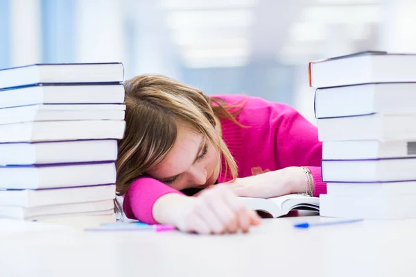 Dans Bibliothèque Très Fatiguée Épuisée Jolie Étudiante Allongée Parmi Des — Photo