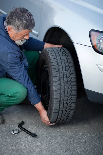 Dentro Garaje Mecánico Cambiando Una Rueda Coche Moderno Color Tonificado — Foto de Stock