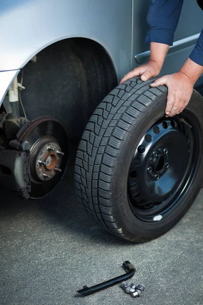 Einer Garage Mechaniker Beim Radwechsel Einem Modernen Auto Farbiges Bild — Stockfoto