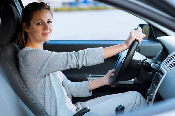 漂亮的年轻女人驾驶她的新车 — 图库照片