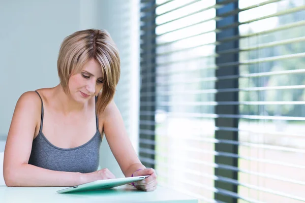 Pretty Young Businesswoman College Student Using Her Tablet Computer Shallow — 图库照片