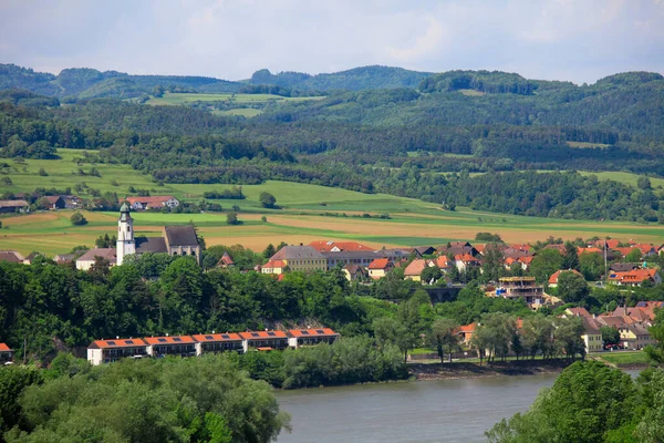 도나우강에서의 도시의에 메르스 도르프 Emmersdorf 도나우 Der Donau 아래쪽의 — 스톡 사진