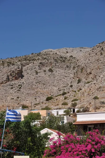 Kalymnos Ada Limanında Ulusal Bayrak Begonviller Ile Yunan Sahne — Stok fotoğraf