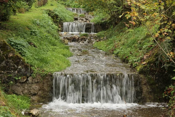 Hermosa Cascada Sobre Fondo Naturaleza —  Fotos de Stock